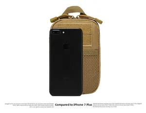Pochette tactique EDC en nylon kaki comparée à un téléphone pour référence de taille