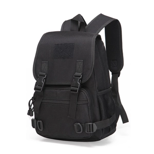Vue détaillée du sac à dos tactique noir avec bretelles en maille respirante et boucles