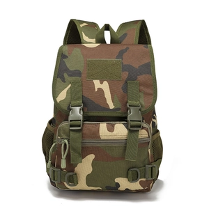 Détail d'un sac à dos tactique camouflage avec fermeture à boucle double et poche zippée