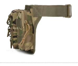Zijaanzicht van tactische camouflage heuptas met twee compartimenten en snelsluiting gesp