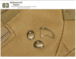 Vista macro del tessuto kaki impermeabile con gocce d'acqua su uno zaino tattico da 45L