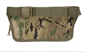 Detail van multicam tactische heuptas met verstelbare riem en duurzame kunststof gesp