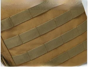 Dettaglio dello zaino tattico Coyote Brown con sistema di cinghie MOLLE resistente