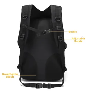 Details zu ergonomischen S-Riemen und atmungsaktivem Mesh-Rücken am schwarzen Taktikrucksack