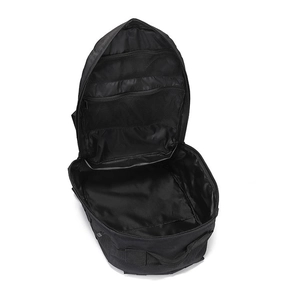 Makroaufnahme der taktischen Rucksack-Innenseite mit dreistufigen Netztaschen und großem Hauptfach