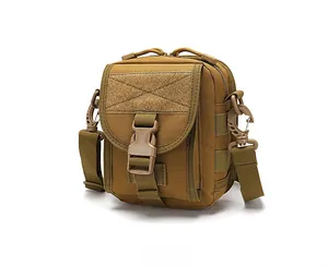 Vista dettagliata della borsa tattica coyote brown con sistema MOLLE e fibbia di chiusura
