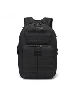Detail des schwarzen taktischen Rucksacks mit Molle-System und Klettfläche auf hochdichtem Nylon