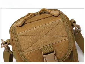 Dettaglio della borsa tattica kaki con pannello in velcro e fibbia di chiusura robusta