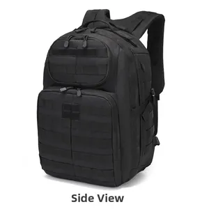 Seitenansicht des taktischen Rucksacks mit MOLLE-System und Kompressionsgurten