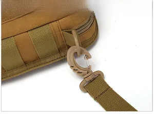 Dettaglio macro della borsa tattica con cinghie in nylon regolabili e fibbia a sgancio rapido