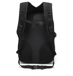 Taktischer Rucksack Rückansicht mit atmungsaktiven Netzschultergurten und Tragesystem