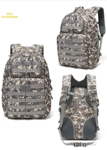 Detailansicht des taktischen ACU-Camouflage-Rucksacks mit MOLLE-System und Netzrücken