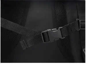 Nahaufnahme der Schnalle und des Nylongurts auf dem atmungsaktiven Netz des Rucksacks