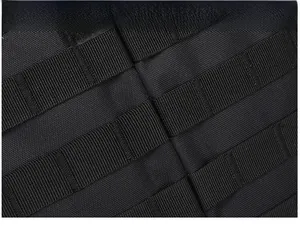 Detailansicht von hochdichtem Nylongewebe und MOLLE-System eines taktischen Rucksacks
