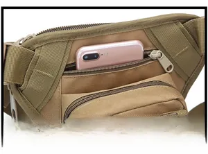 Detailansicht der taktischen Hüfttasche in Khaki mit Reißverschlusstasche für Smartphone