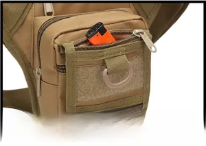 Detailaufnahme der khaki taktischen Tasche mit Reißverschlussfach und Oxford-Gewebe