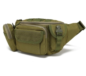 Dettaglio laterale del marsupio tattico verde militare con diverse tasche a cerniera