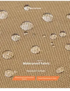 Makroaufnahme von wasserdichtem Oxford-Gewebe mit Wassertropfen auf brauner Gürteltasche
