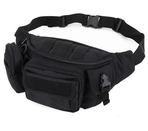 Dettaglio del marsupio tattico nero con design multitasca e area per patch velcro