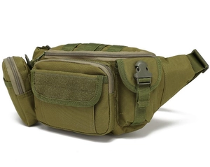Dettaglio macro del borsupio tattico verde militare in nylon con fibbie resistenti