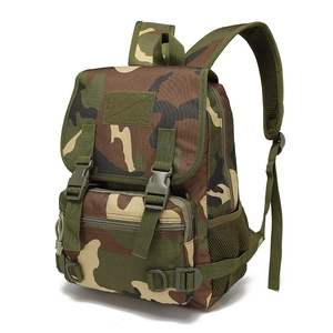 Détail latéral du sac à dos tactique camouflage avec poche filet et boucles réglables