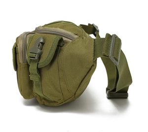 Dettaglio del marsupio tattico verde militare con fibbie resistenti e tessuto nylon