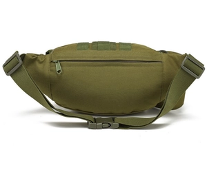Dettaglio del marsupio tattico verde oliva con sistema Molle e cinturino regolabile