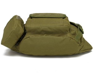 Dettaglio del marsupio tattico verde militare con pannello in velcro e fibbie forti
