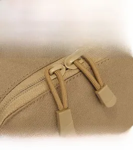 Detail des robusten Doppelreißverschlusssystems mit rutschfesten Kordeln an der Tasche