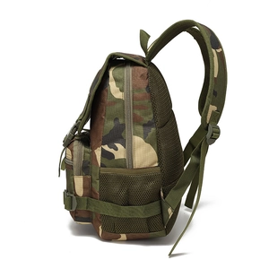 Détail d'un sac à dos militaire avec rembourrage dorsal en mesh respirant camouflage