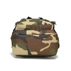 Détail du sac tactique camouflage avec rembourrage en maille et anneaux en D durables