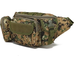 Dettaglio del marsupio tattico mimetico con sistema MOLLE e area in velcro sport