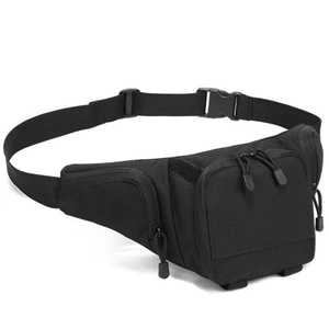 Detailansicht der schwarzen taktischen Gürteltasche mit MOLLE-System und Schnallenverschluss