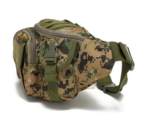 Dettaglio del marsupio tattico mimetico con tasche laterali e fibbie in nylon nero