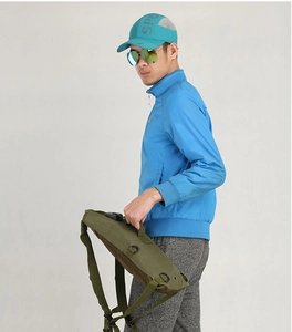 Détail du sac à dos tactique vert armée avec sangles durables et poches pratiques