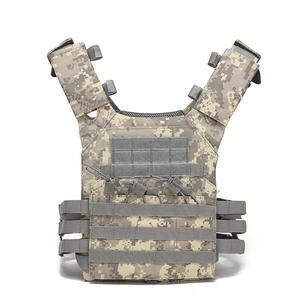 Detalle del chaleco táctico JPC con sistema MOLLE y diseño de camuflaje digital
