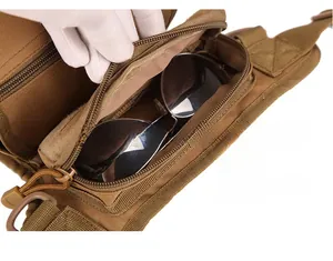 Detailansicht der oberen Nebentasche der taktischen Tasche mit Stauraum für Sonnenbrillen