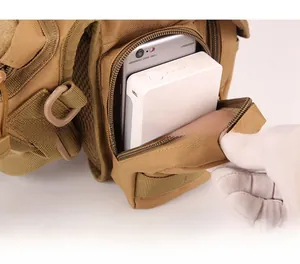 Makroaufnahme der Seitentasche einer khakifarbenen Beintasche mit Handy und Powerbank