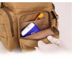 Detailansicht der khakifarbenen Taktik-Tasche mit Innenfächern für Zubehör