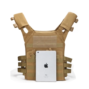 Chaleco táctico ligero JPC marrón con sistema Molle y panel de velcro en el frente
