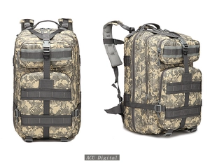 Detail van tactische 40L rugzak met Molle-systeem en ACU digitaal camouflagepatroon