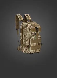 Detail van de Multicam tactische rugzak met MOLLE-systeem en waterdicht materiaal