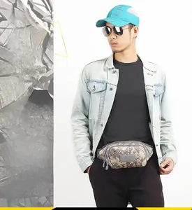Détail du sac banane tactique camouflage avec poches zippées et tissu résistant à l'eau