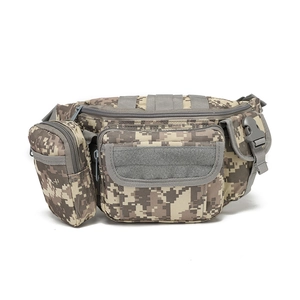 Vue détaillée du sac banane tactique avec motif camouflage numérique et poche Velcro
