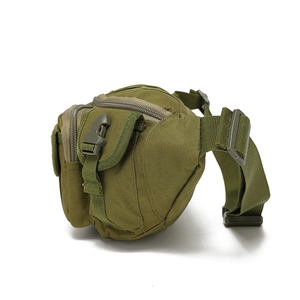 Détail de la sacoche tactique vert armée avec design multi-poches et tissu en nylon