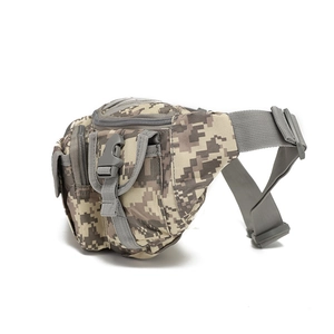 Vue détaillée du sac banane tactique camouflage avec motif numérique et boucle en plastique