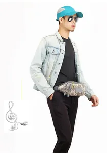 Détail de la prise casque intégrée et du tissu camouflage durable sur le sac banane de sport