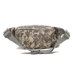 Gros plan du tissu camouflage numérique durable et de la poche arrière zippée du sac tactique