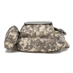 Détail de la sacoche tactique camouflage numérique avec nylon robuste et boucle réglable