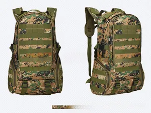 Vue détaillée du système MOLLE et du camouflage numérique désert sur sac à dos tactique
